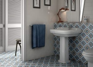 carrelage imitation carreaux ciment sur le sol et les murs de toilettes à pezenas