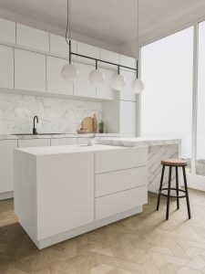 décoration cuisine style intemporel scandinave avec du carrelage effet parquet calepinage tendance et crédence cuisine marbre dans une maison de Fabrègues