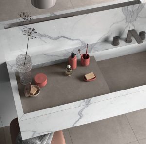 plan vasque tendance en grès cérame effet marbre style moderne pour une salle de bain tendance dans un appartement rénovation a Vendargues