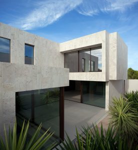 carrelage de la tour amenagement entree exterieure carrelage grand format effet beton minimaliste gris pour une villa architecte tendance lavérune