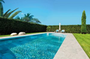 carrelage de la tour amenagement terrasse piscine gres cerame effet pierre de bali dans une villa de sete