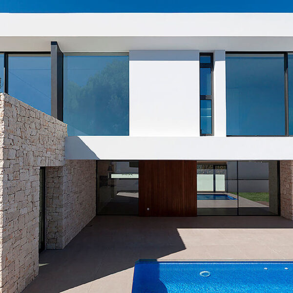 carrelage de la tour amenagement exterieu piscine dalle sur plot carrelage effet pierre grise contemporaine naturelle dans une maison d architecte a baillargues