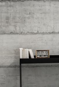 un carrelage gres cerame effet beton banche pour sol et mur pour un style loft industriel dans un appartement de saint jean de vedas