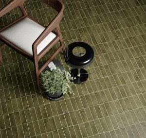 carrelage-effet-bejmat-vert-olive-dans-un-sejour