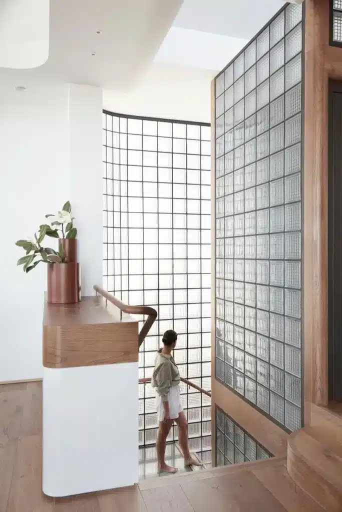 déliimitation d'un escalier avec des brique de verre
