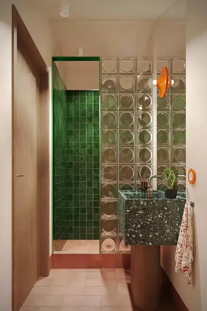 salle de baine verte paroi en brique de verre
